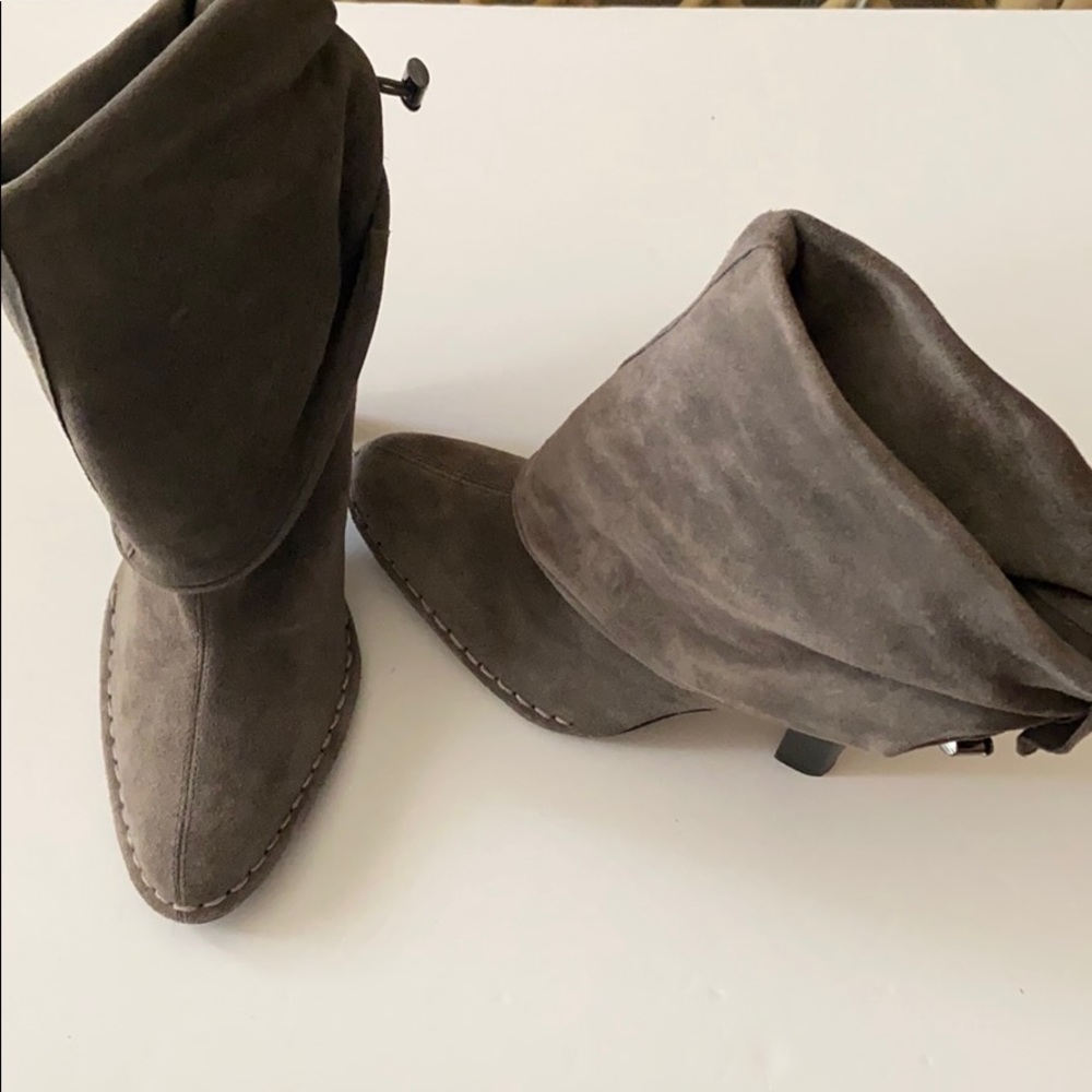 Hot in Hollywood suede boots nwot